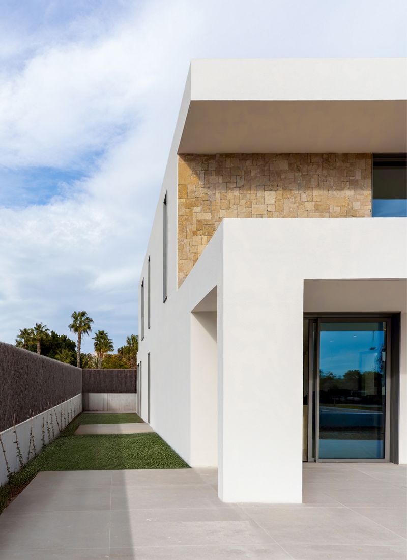 Façade en pierre naturelle et monocouche blanche