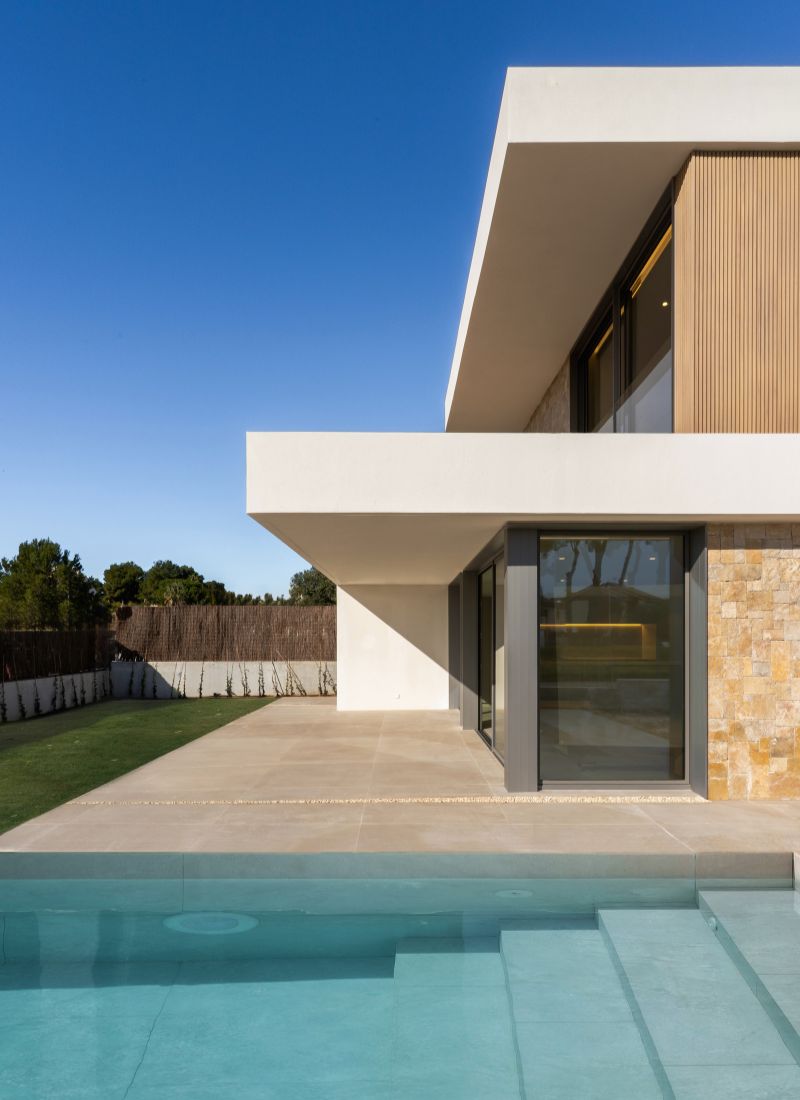 Façade en pierre naturelle et bois d'une maison modulaire