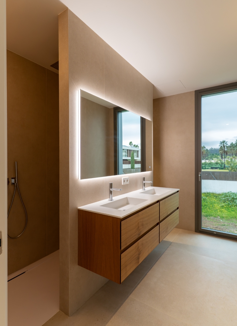 Salle de bain avec douche et double lavabo