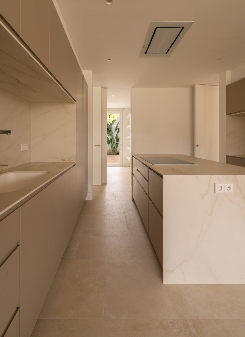 Cuisine avec ilot en la maison modulaire à barcelone