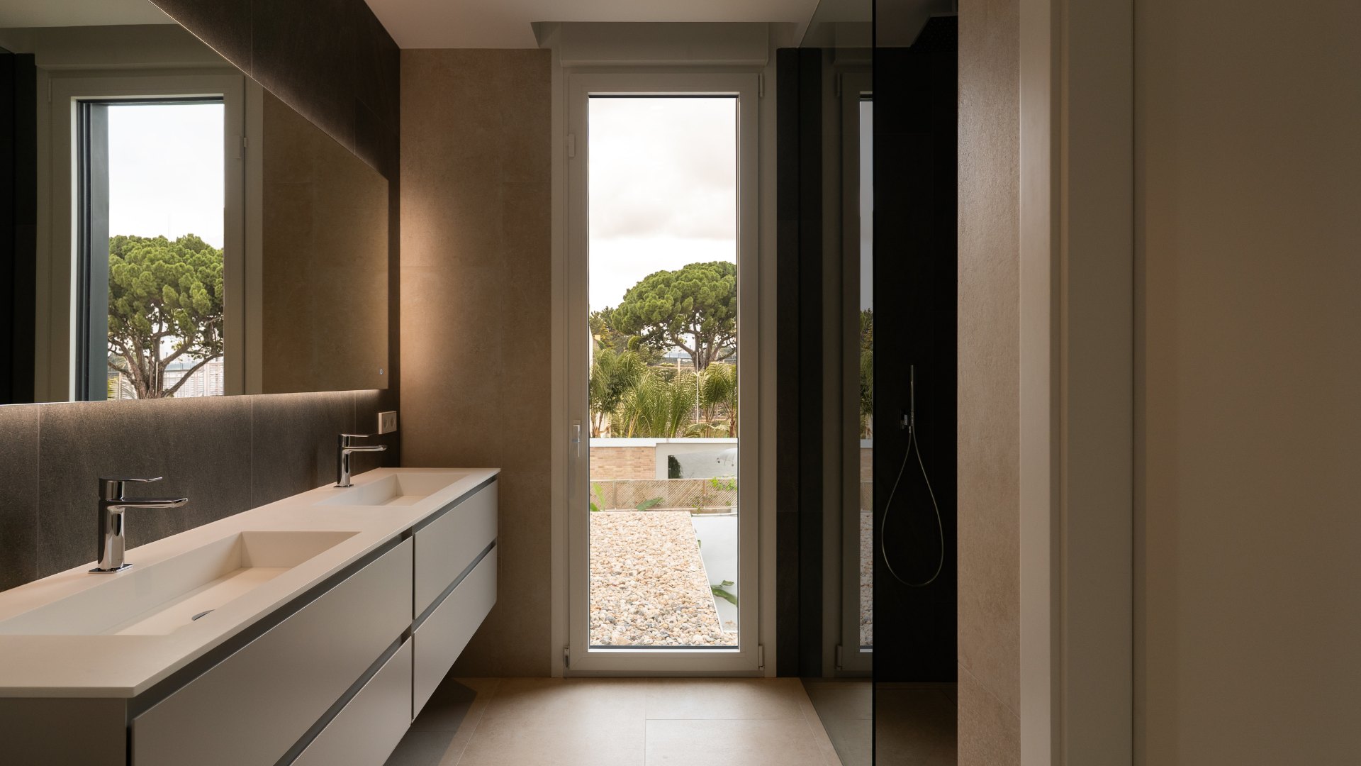 Salle de bain double vasque vue exterieure