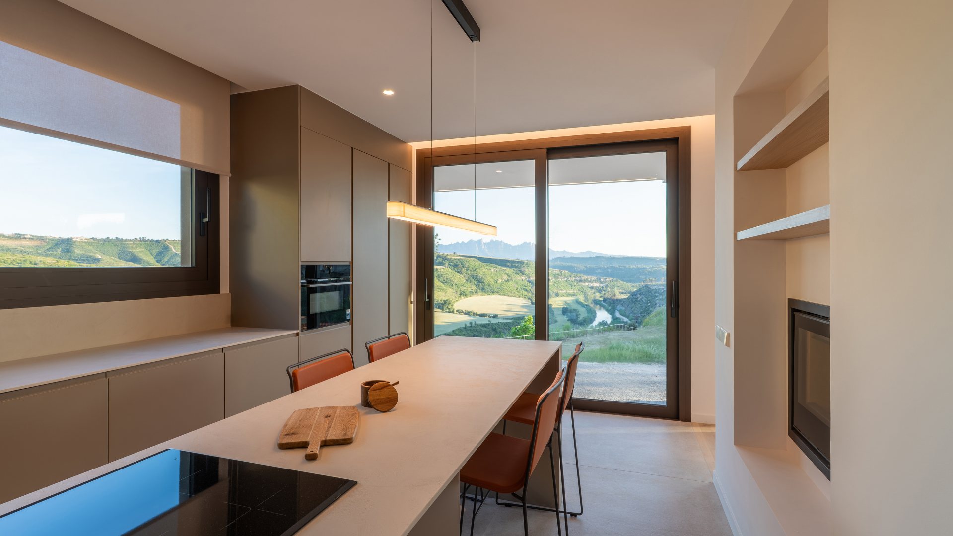 Cuisine avec îlot et vue sur le paysage