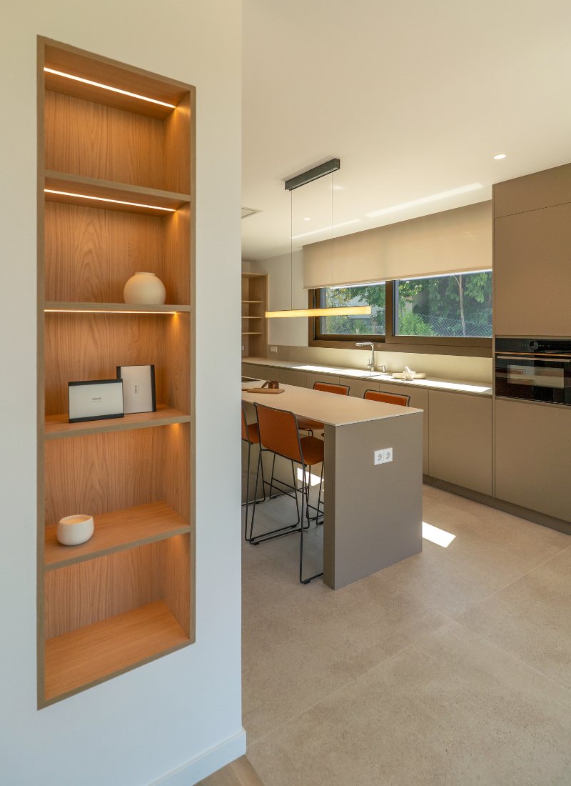 Cuisine avec bibliothèque rétroéclairée