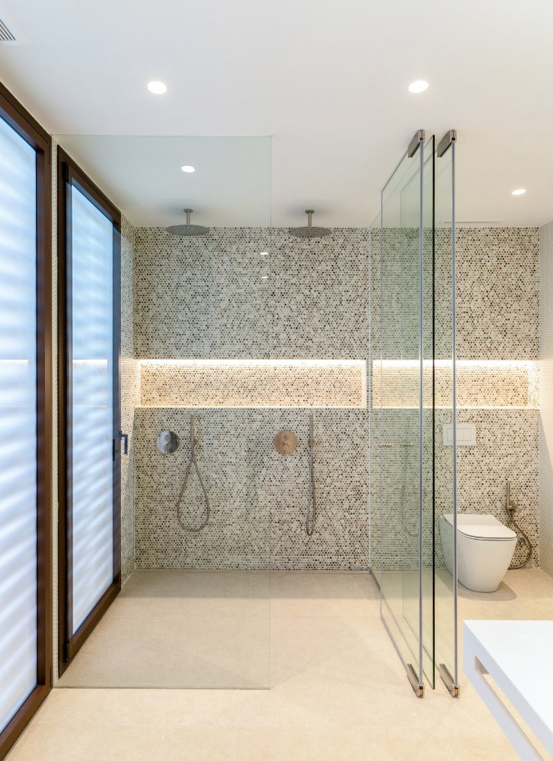 Salle de bains avec douche intégrée