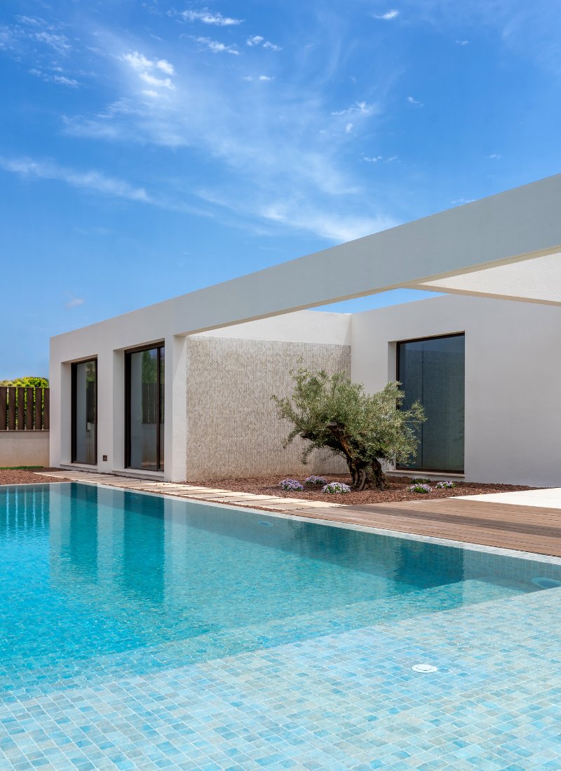 Maison avec piscine et porte-à-faux