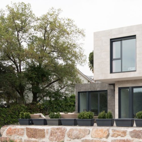 facade-maison-modulaire-beton-gris-noir