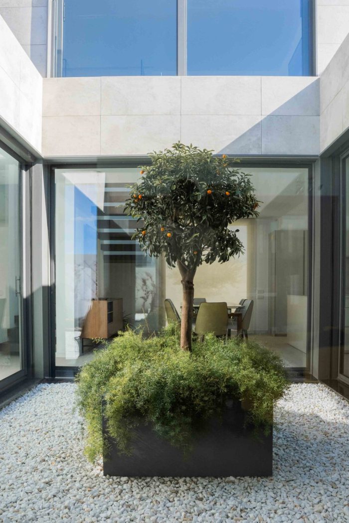 Patio intérieur dans une maison modulaire en France